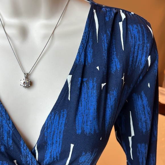 💙ANN TAYLOR BLUE & WHITE V NECK WRAP TO SIDE 3/4 SLEEVE TOP SIZE SMALL💙 - Picture 6 of 14